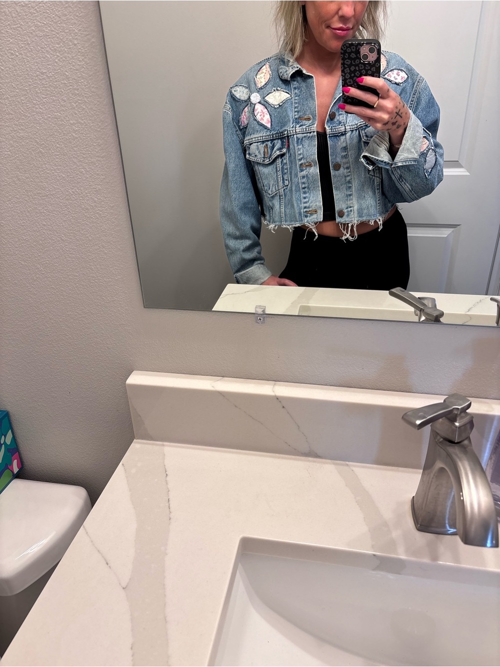 Women’s Floral Embroidered Vintage Custom Cropped Levi’s Denim Jacket sz Medium